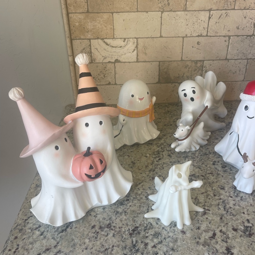 Cute Ghost Figurines with Hats